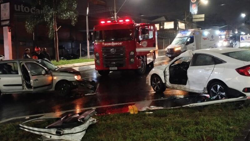 Bombeiros resgatam vítimas de colisão no acesso à Domingos Sartori