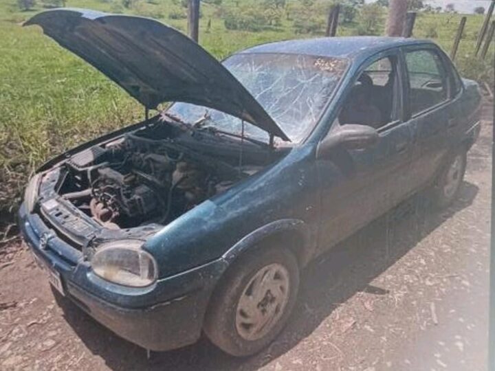 Veículo furtado é encontrado em estrada rural sem bateria e com para-brisa danificado