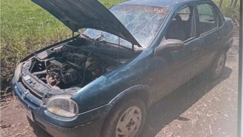 Veículo furtado é encontrado em estrada rural sem bateria e com para-brisa danificado