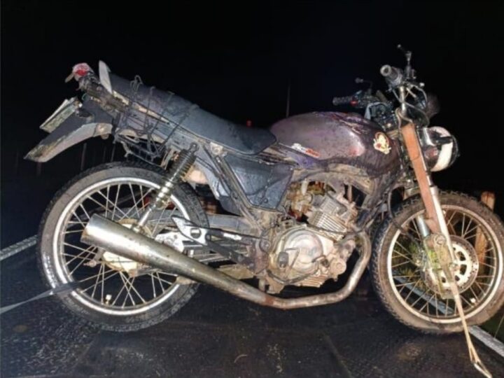 Motociclista sem CNH e com veículo irregular tenta fugir de bloqueio da PM