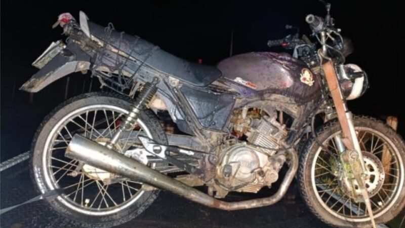 Motociclista sem CNH e com veículo irregular tenta fugir de bloqueio da PM