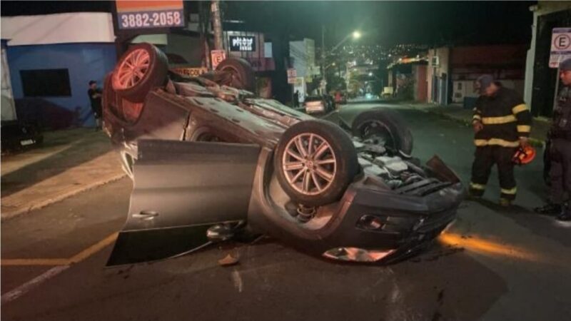 Motorista com CNH vencida provoca colisões e capota carro