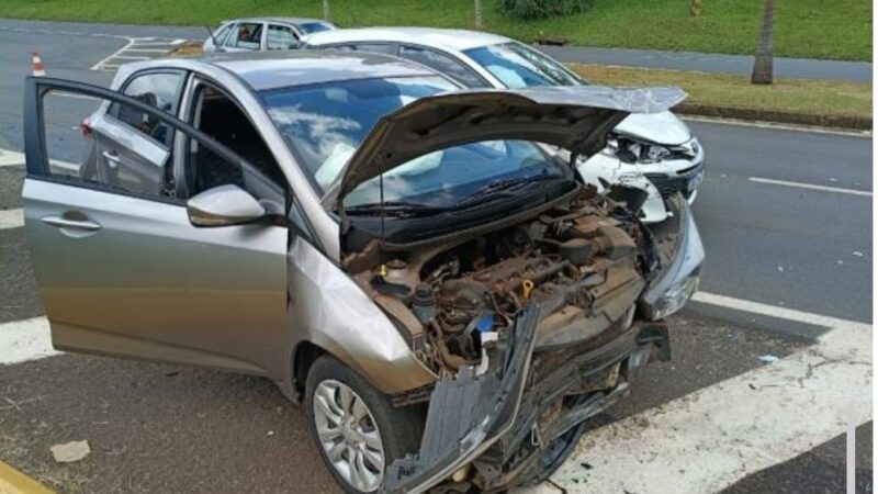 Colisão entre carros deixa motoristas feridos