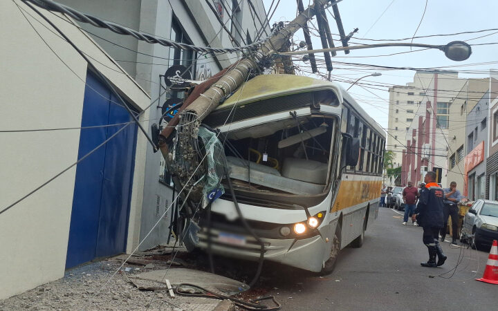 Ônibus escolar perde freio e colide contra poste em Botucatu