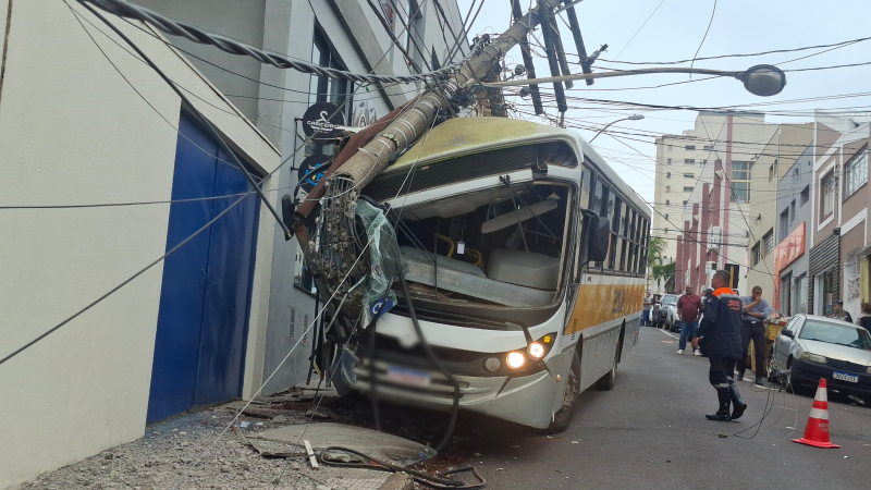 Ônibus escolar perde freio e colide contra poste em Botucatu