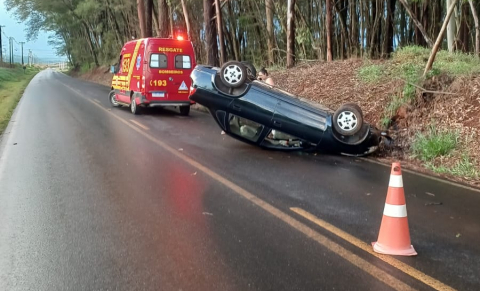Motorista fica ferido após capotamento na Alcides Soares