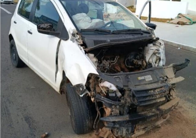 Motorista perde controle de direção e carro atinge muro