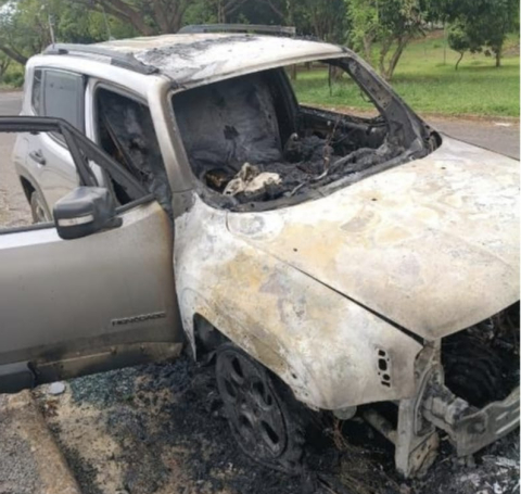 SUV tem falha mecânica e pega fogo em avenida