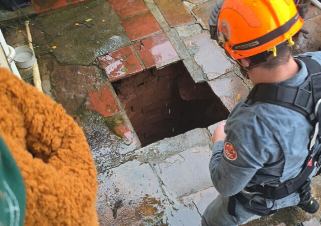 Idosa cai em poço desativado após piso ceder