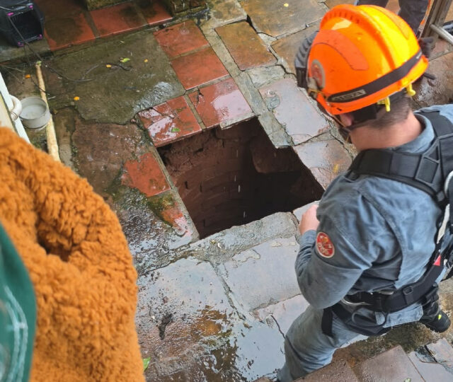 Idosa cai em poço desativado após piso ceder