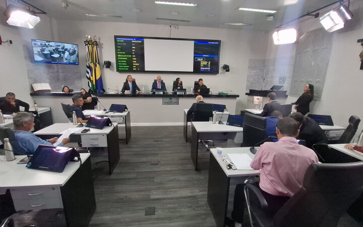 Câmara de Botucatu aprova reajuste de 82% nos “salários” dos vereadores