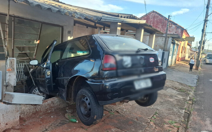 Carro tem falha nos freios e invade residência