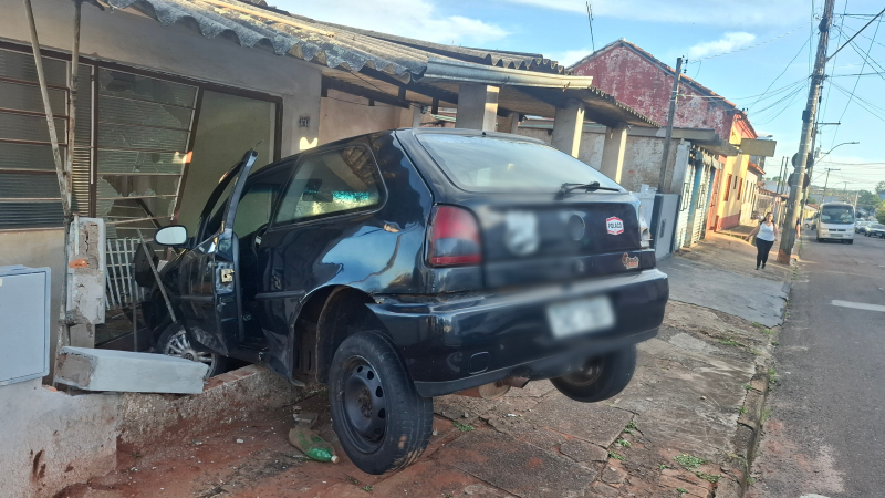 Carro tem falha nos freios e invade residência