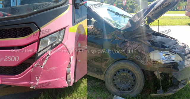 Ônibus escolar desrespeita “Pare” e atinge carro na Rondon