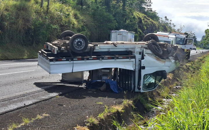 Caminhão bate em talude e tomba na Castello Branco