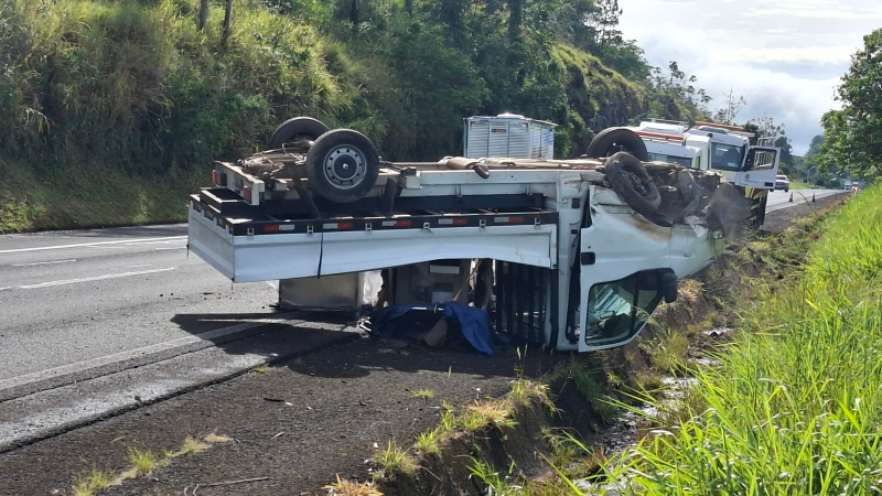 Caminhão bate em talude e tomba na Castello Branco