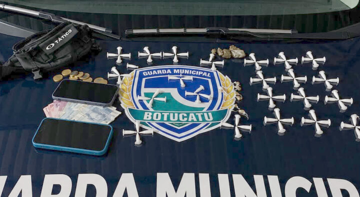 Traficante foge a pé, tenta esconder pochete e acaba preso