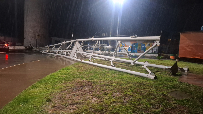 Botucatu: temporal provoca queda de torre