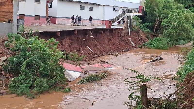 Muro da Ferroviária desaba ao não suportar volume de água em córrego