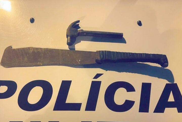 Homem preso por atacar casal com facão e martelo