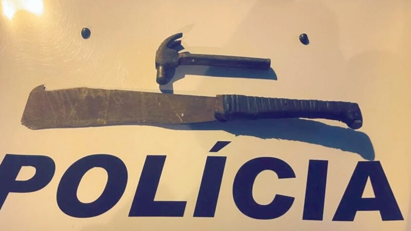 Homem preso por atacar casal com facão e martelo
