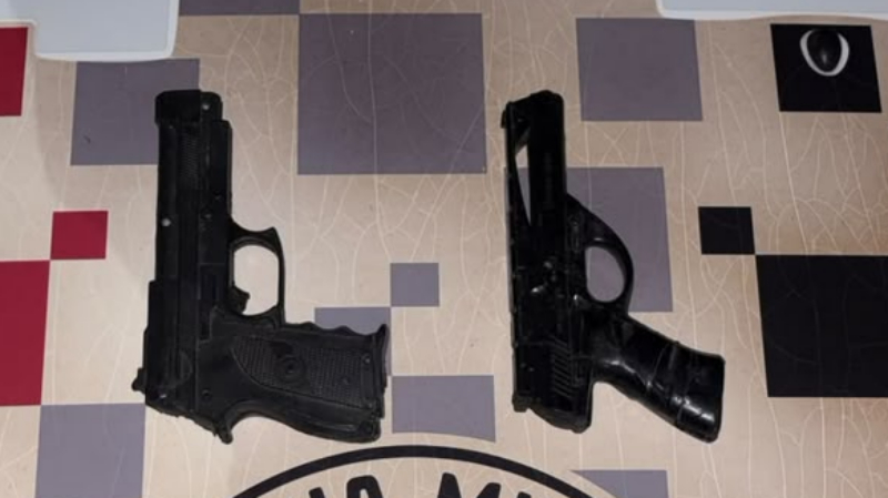 Homem preso por violência doméstica e portar simulacros de arma