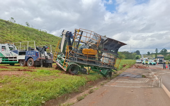 Máquina desacopla de caminhão e tomba na Castelinho