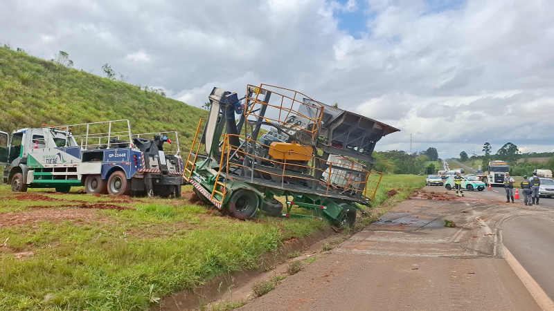 Máquina desacopla de caminhão e tomba na Castelinho