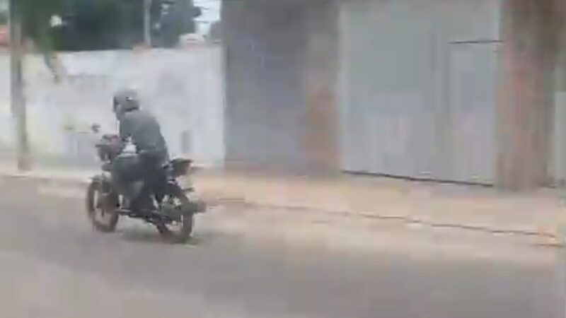 Motociclista foge de abordagem e atira contra policial