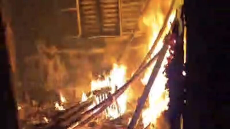 Incêndio destrói imóvel abandonado em Botucatu