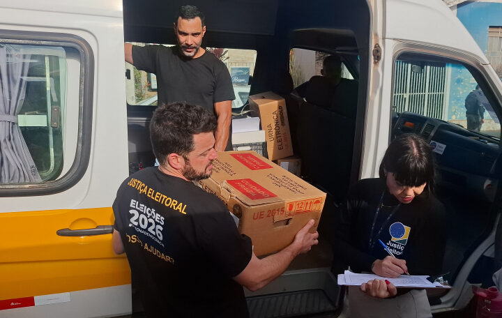 Urnas são distribuídas aos locais de votação em Botucatu