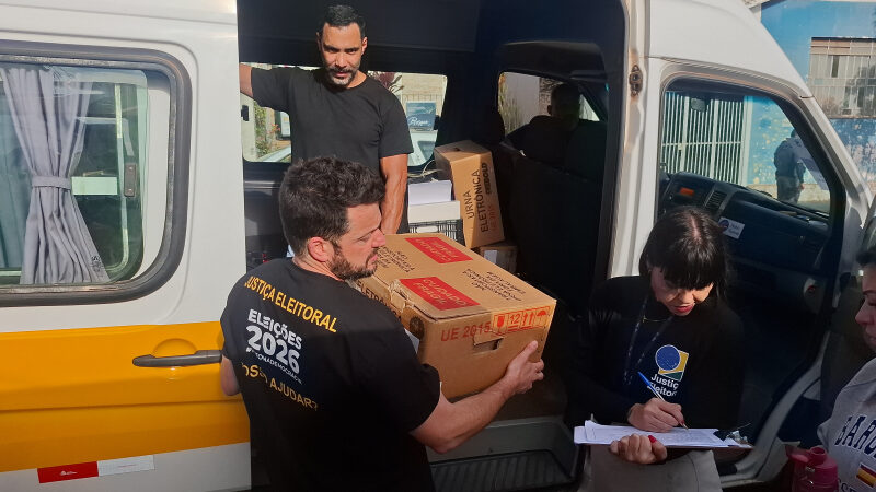 Urnas são distribuídas aos locais de votação em Botucatu