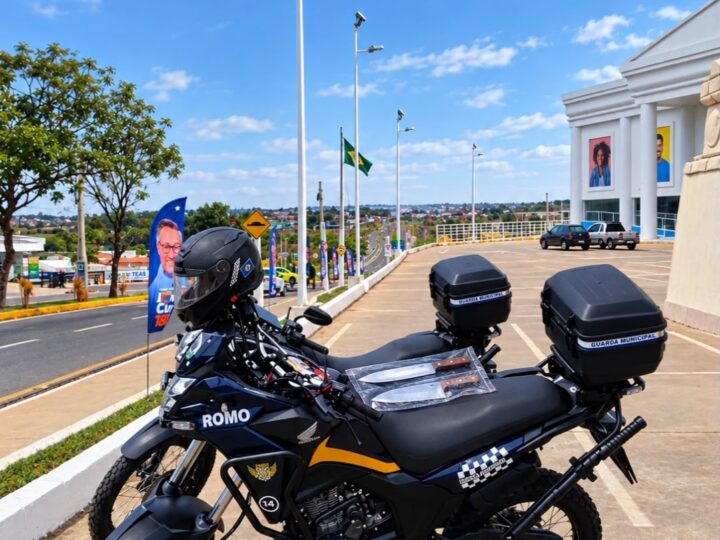 Dupla acaba presa após furtar facas de loja