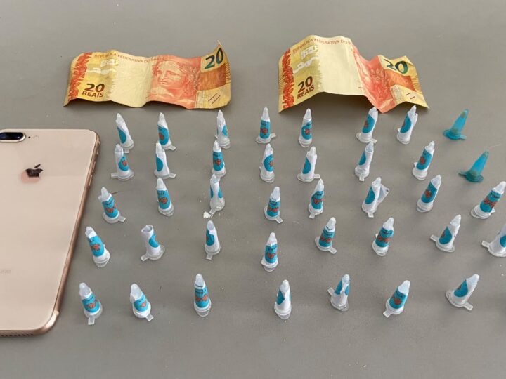 Mulher corre para interior de casa e acaba presa por tráfico de drogas