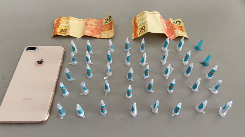 Mulher corre para interior de casa e acaba presa por tráfico de drogas