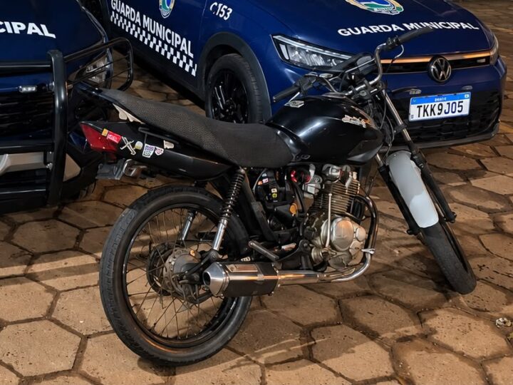 Motociclista flagrado trafegando com veículo adulterado e sem placas