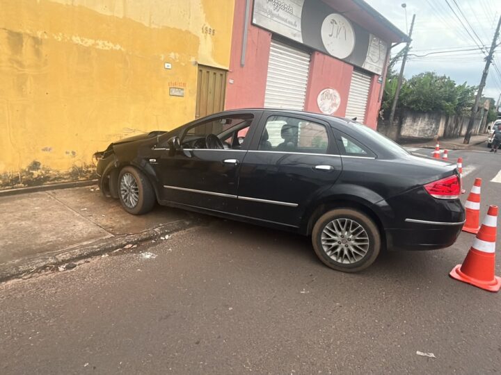 Motorista sem CNH tenta desviar de pedra e colide contra muro