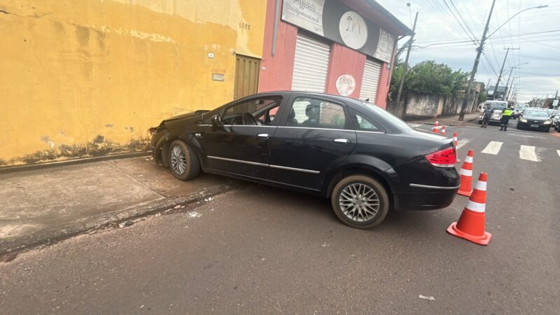 Motorista sem CNH tenta desviar de pedra e colide contra muro