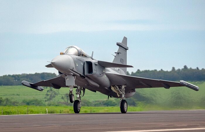 Primeiro Gripen produzido no Brasil pela Embraer realiza voo inaugural